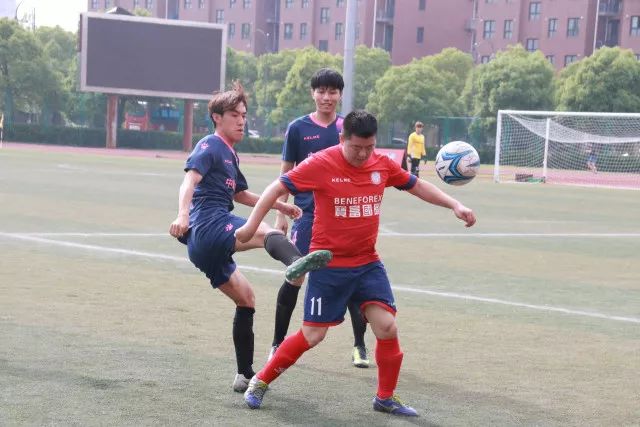 演唱会的“脱衣经济”：热度背后的算计与争议